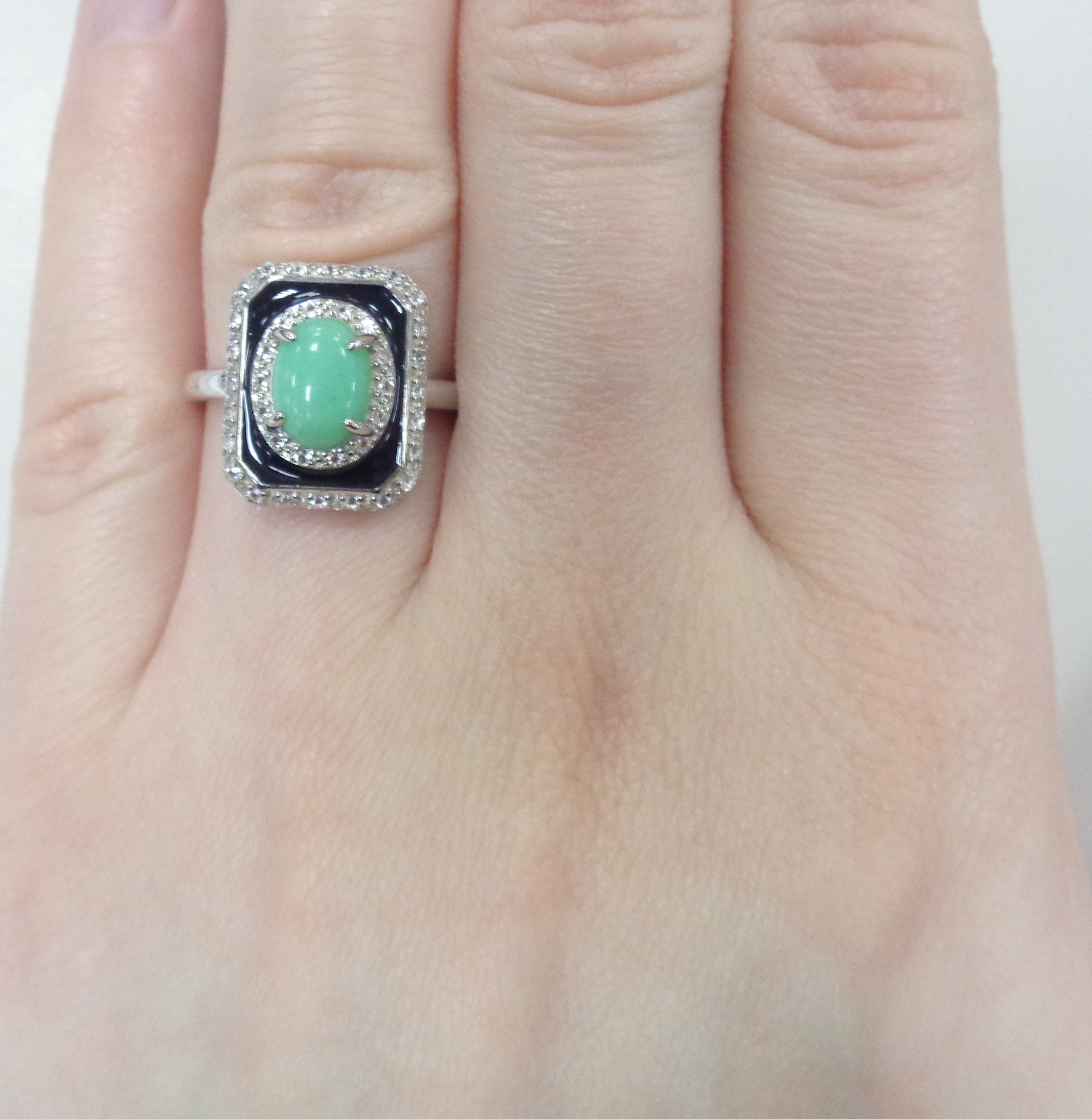 Серебряное кольцо с зеленым халцедоном